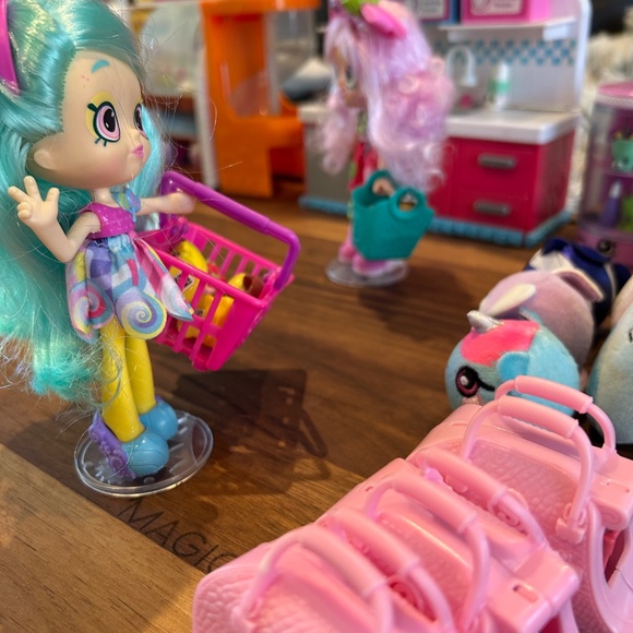 Lot of Hundres of Shopkins - Picture 8 of 13